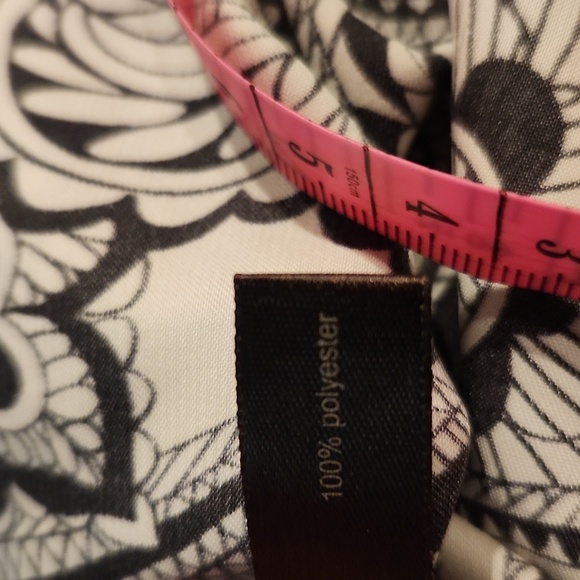 The Limited *Sleeveless Black and White Patterned Blouse. - Picture 7 of 8